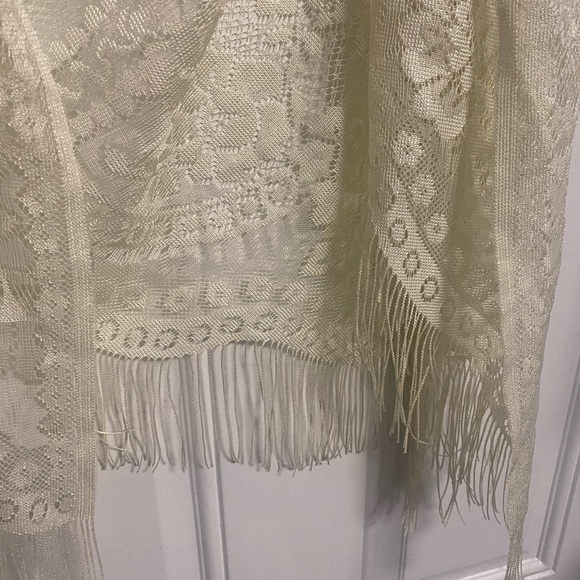 LACE TRIANGULAR FRINGED SHAWL - Picture 2 of 3